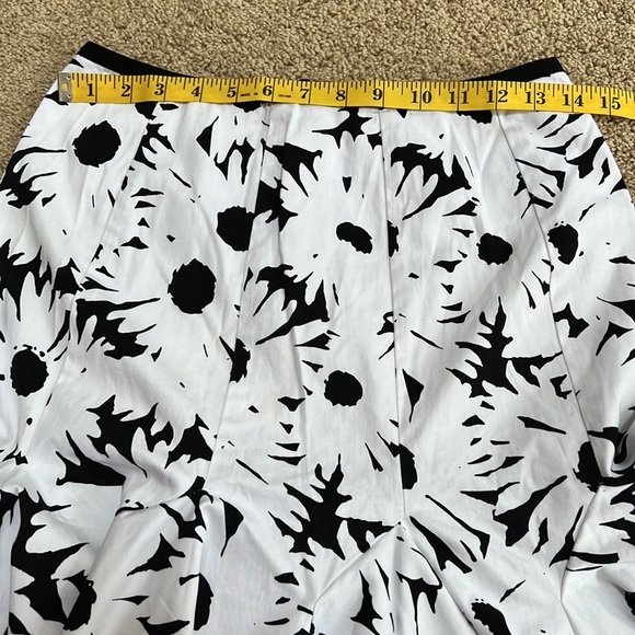 SARA JANE Size 2 white with black fit and flare skirt - Picture 5 of 5